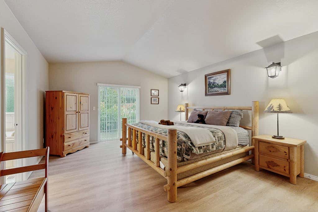 Cozy dog-friendly home with fireplace, WIFI, patio, shared pool & tennis court