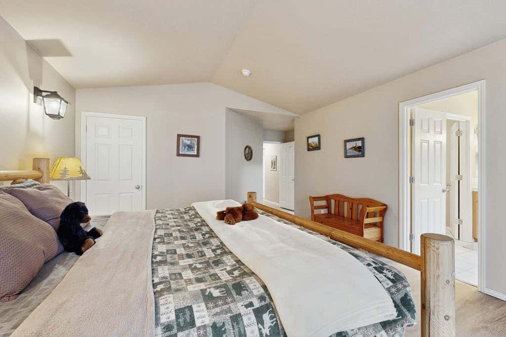 Cozy dog-friendly home with fireplace, WIFI, patio, shared pool & tennis court
