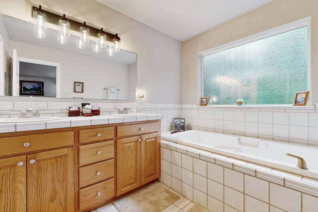 Cozy dog-friendly home with fireplace, WIFI, patio, shared pool & tennis court