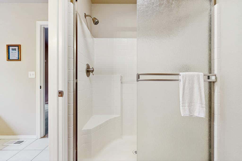 Cozy dog-friendly home with fireplace, WIFI, patio, shared pool & tennis court