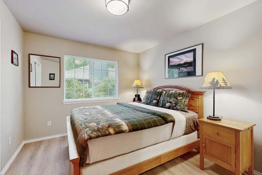 Cozy dog-friendly home with fireplace, WIFI, patio, shared pool & tennis court