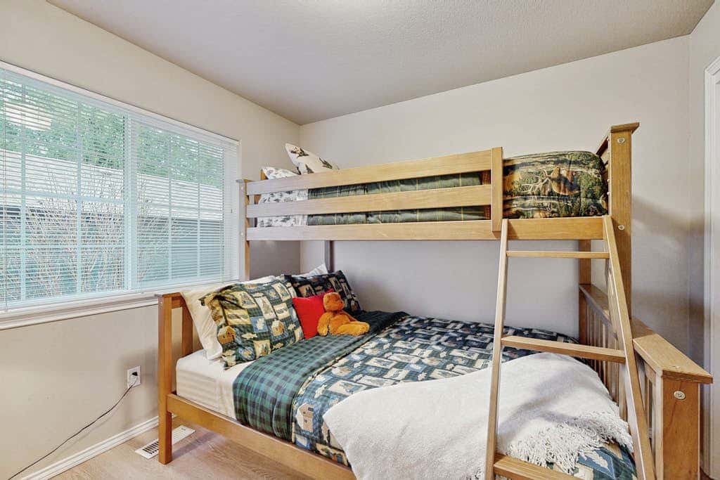 Cozy dog-friendly home with fireplace, WIFI, patio, shared pool & tennis court