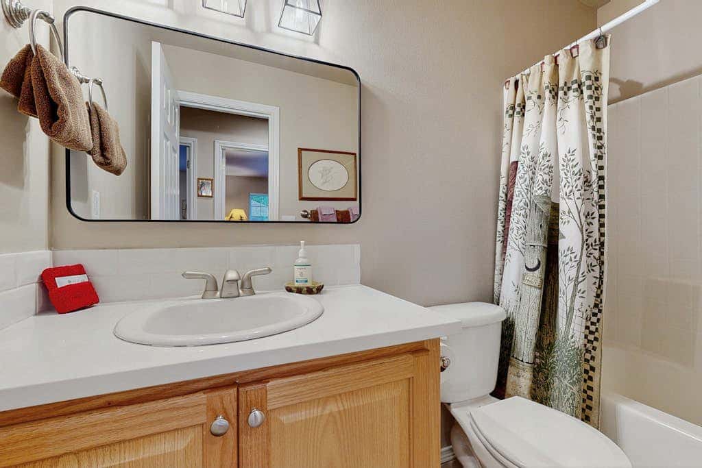 Cozy dog-friendly home with fireplace, WIFI, patio, shared pool & tennis court