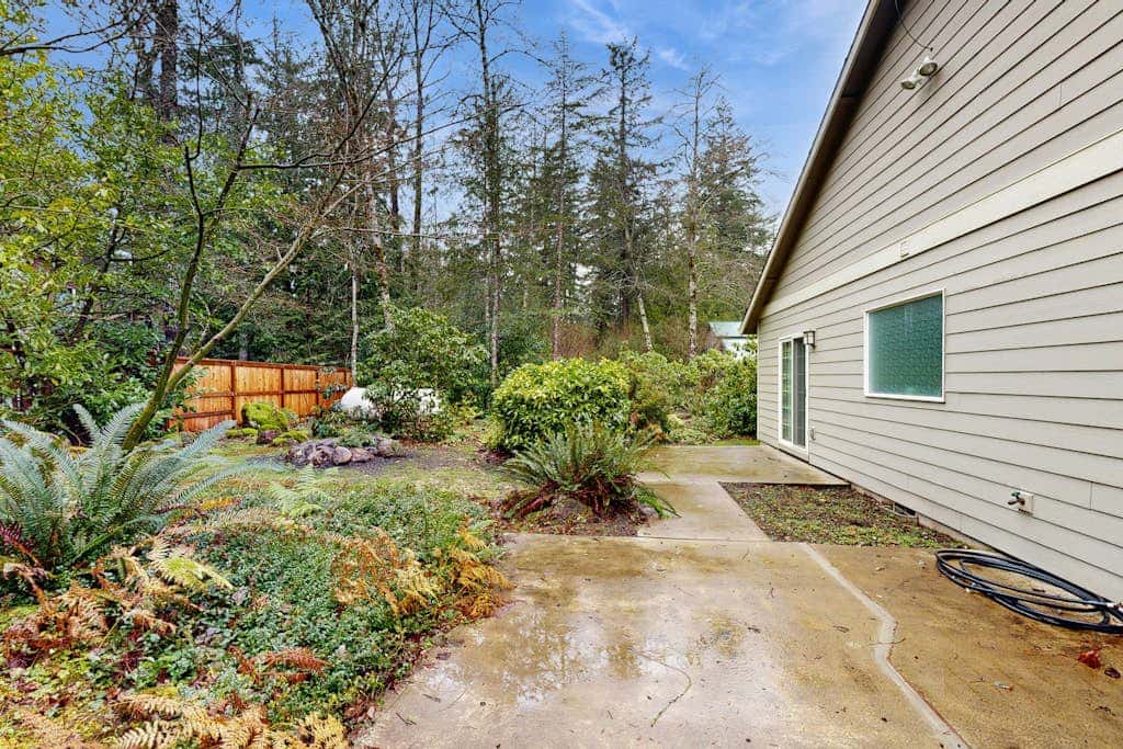 Cozy dog-friendly home with fireplace, WIFI, patio, shared pool & tennis court