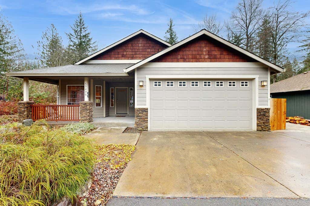 Cozy dog-friendly home with fireplace, WIFI, patio, shared pool & tennis court