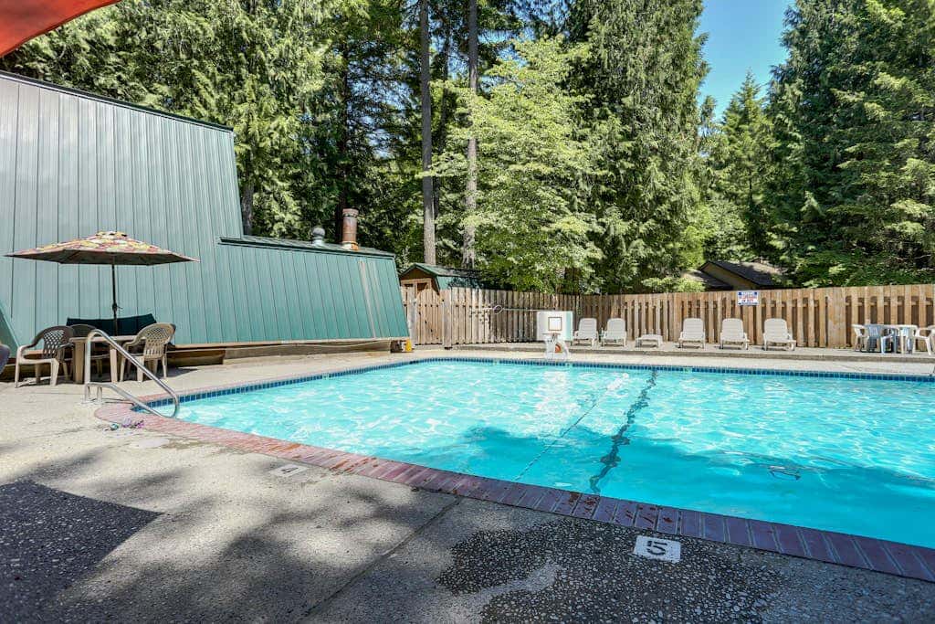 Cozy dog-friendly home with fireplace, WIFI, patio, shared pool & tennis court