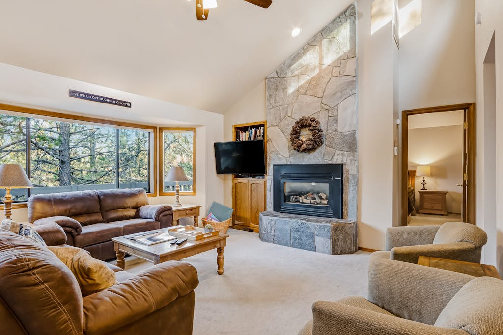 Inviting home with deck, gas grill, hot tub, pools, and SHARC passes