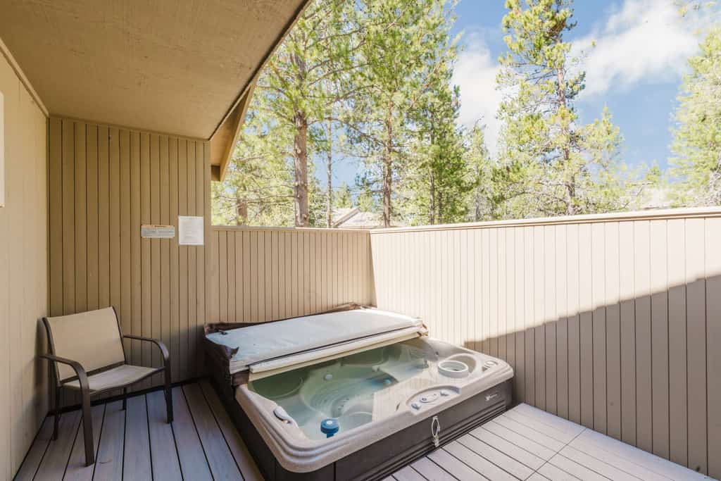 Spacious getaway with Ping-Pong table, SHARC, grill, W&D, Hot Tub