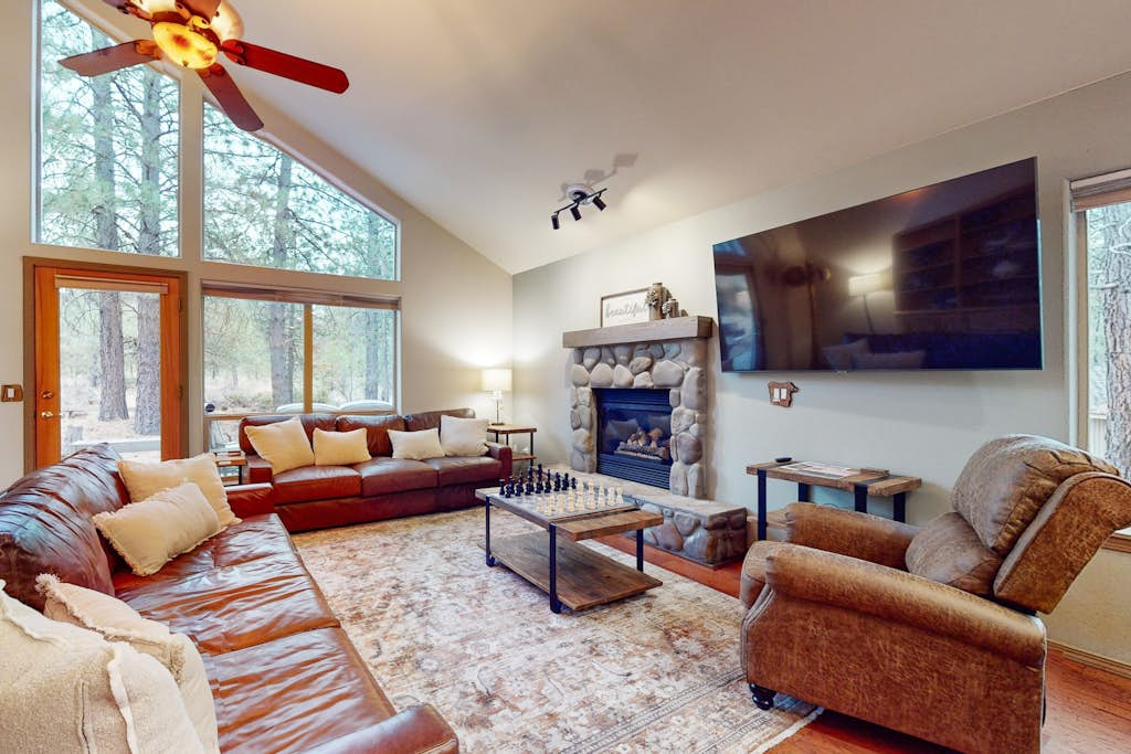 Gorgeous home with private hot tub, SHARC passes, bikes, WiFi, streaming