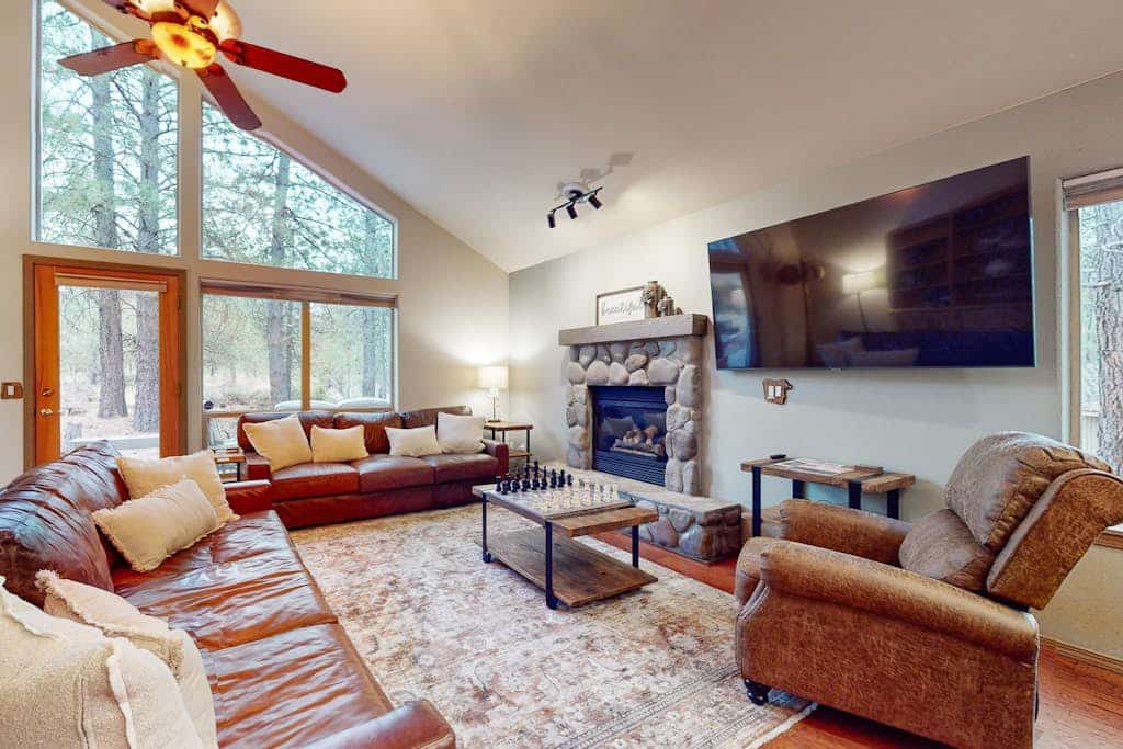 Gorgeous home with private hot tub, SHARC passes, bikes, WiFi, streaming
