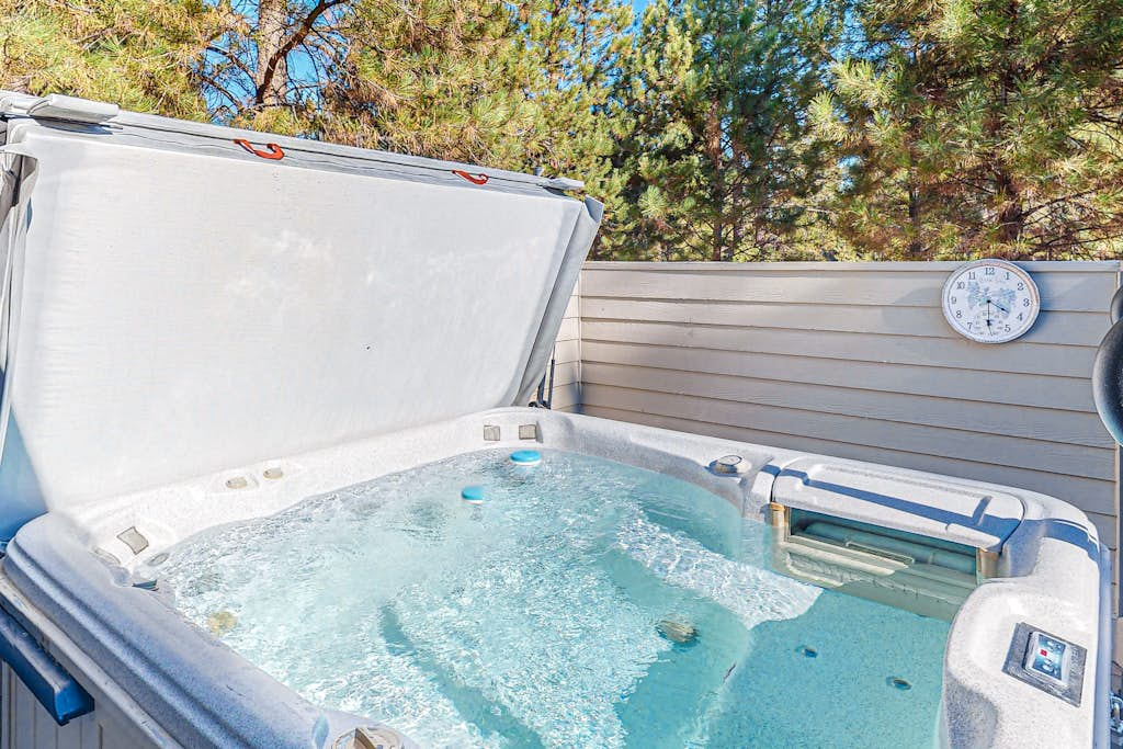 Beautiful home with private hot tub, SHARC passes, fireplace, WiFi, ping pong
