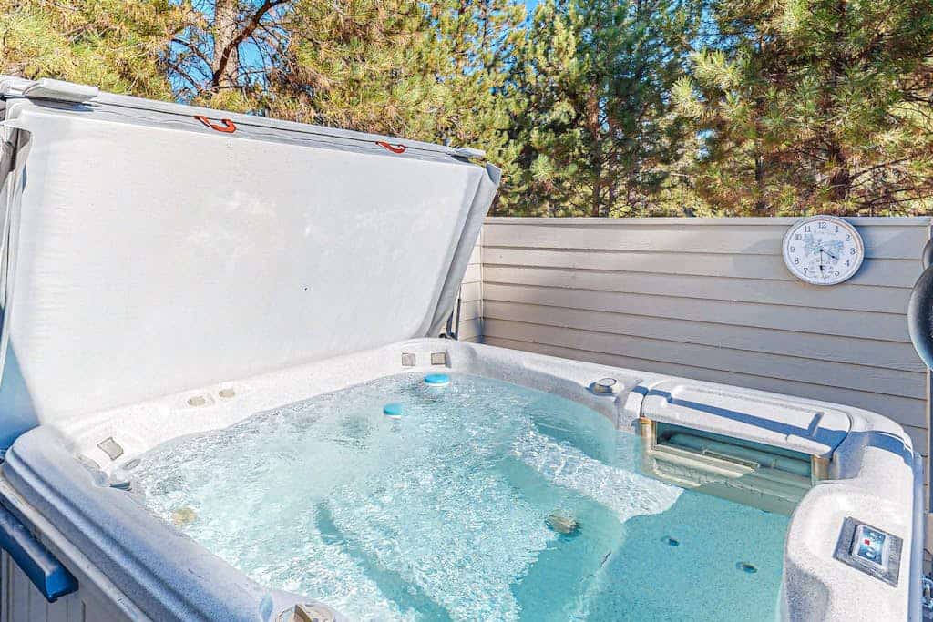 Beautiful home with private hot tub, SHARC passes, fireplace, WiFi, ping pong