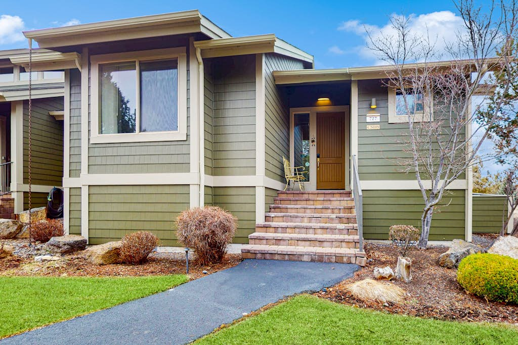 Centrally located townhome with pool & hot tub access - near golf & skiing