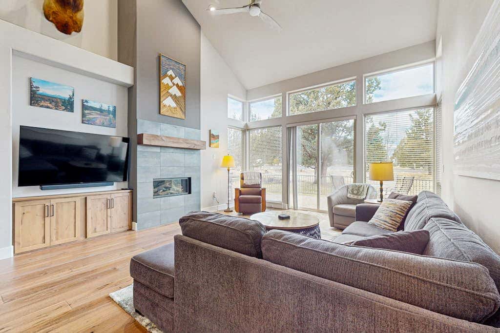 Centrally located townhome with pool & hot tub access - near golf & skiing
