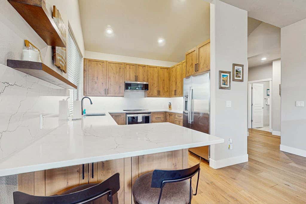Centrally located townhome with pool & hot tub access - near golf & skiing