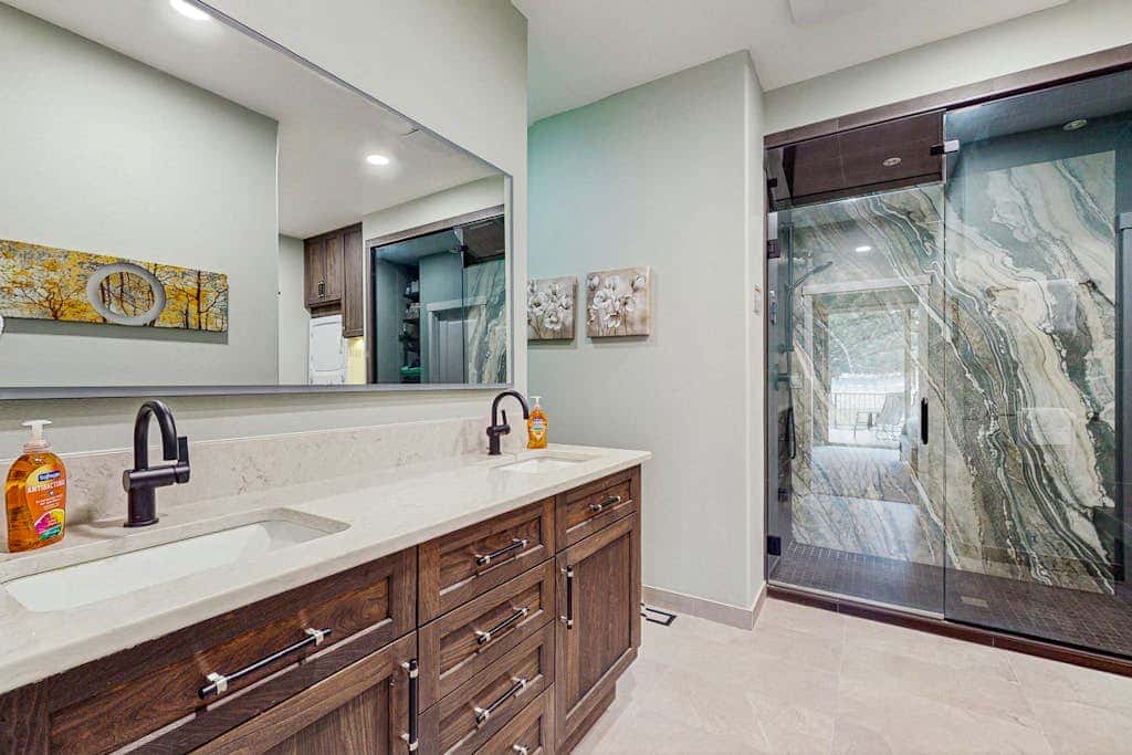 Centrally located townhome with pool & hot tub access - near golf & skiing