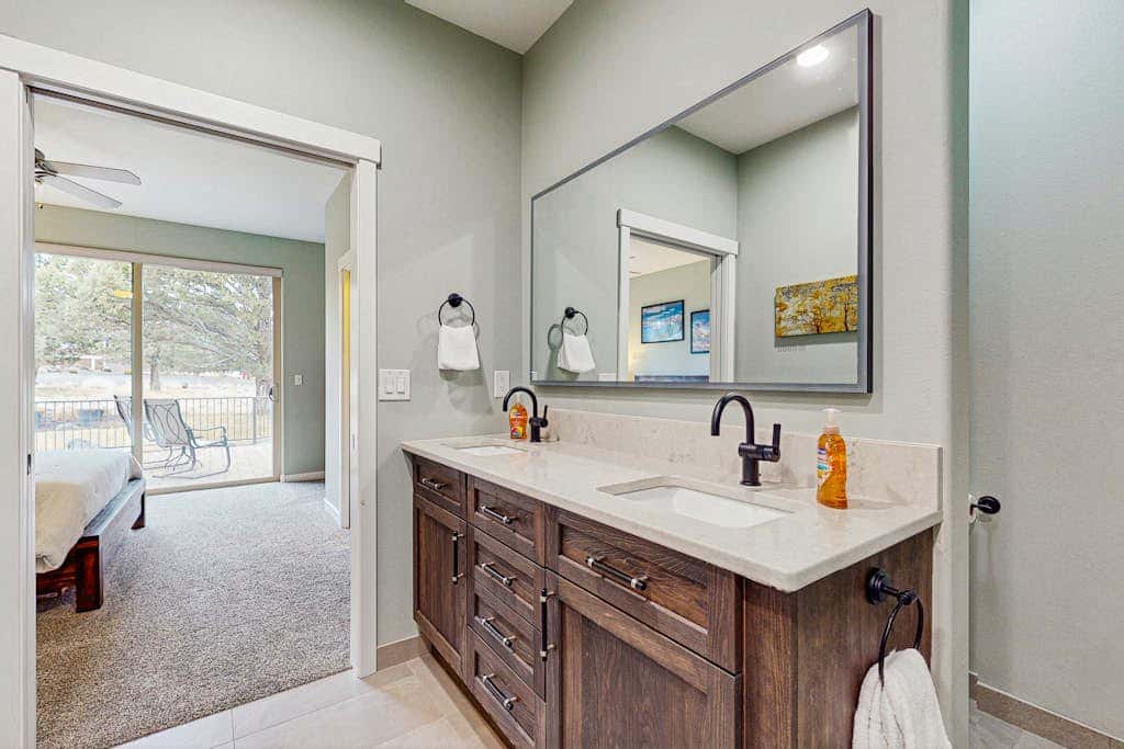 Centrally located townhome with pool & hot tub access - near golf & skiing