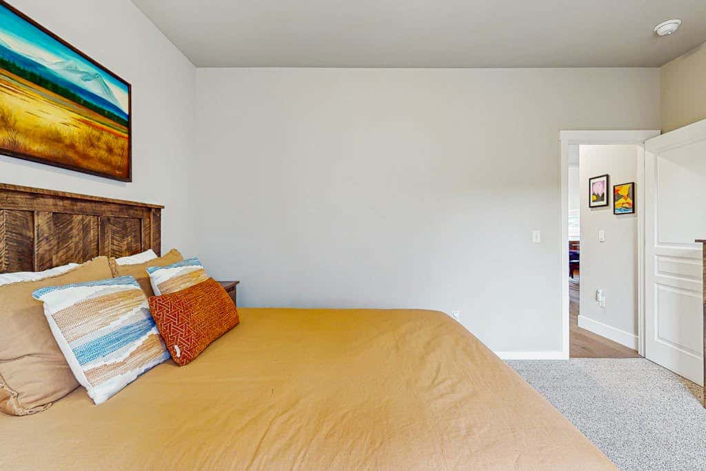 Centrally located townhome with pool & hot tub access - near golf & skiing