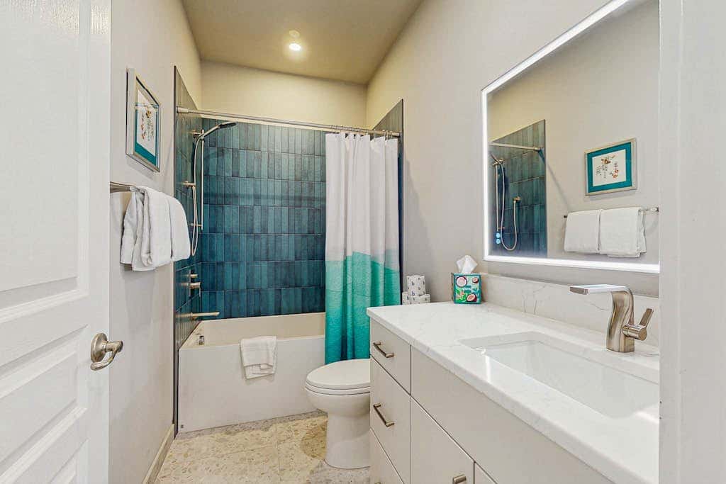 Centrally located townhome with pool & hot tub access - near golf & skiing