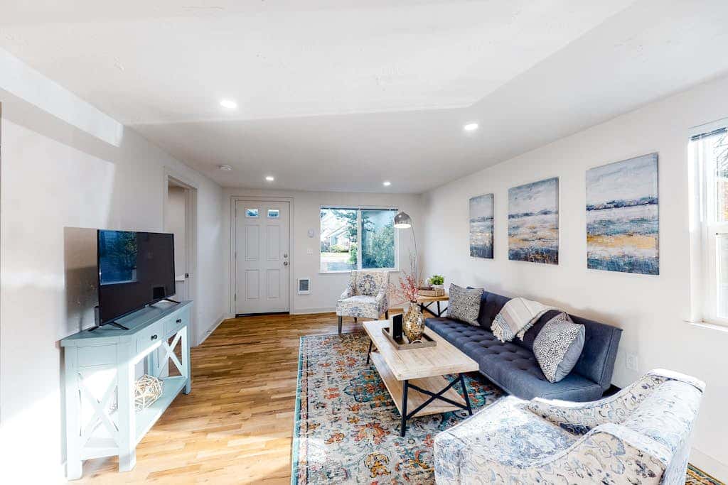 Downtown home base with W/D & deck - walk to University of Oregon & dog-friendly