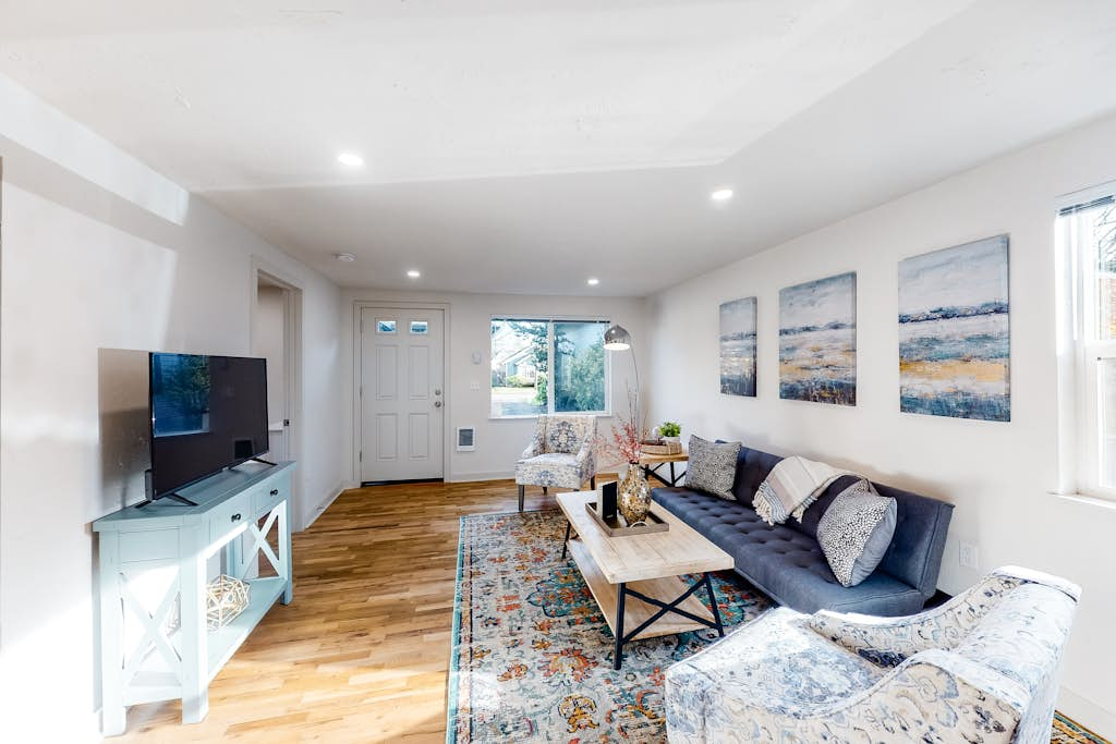 Downtown home base with W/D & deck - walk to University of Oregon & dog-friendly