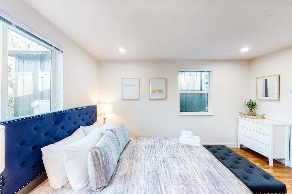 Downtown home base with W/D & deck - walk to University of Oregon & dog-friendly