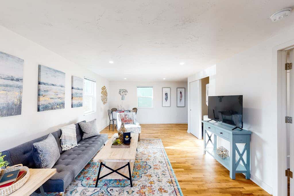 Downtown home base with W/D & deck - walk to University of Oregon & dog-friendly