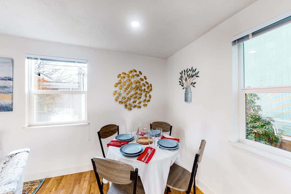 Downtown home base with W/D & deck - walk to University of Oregon & dog-friendly