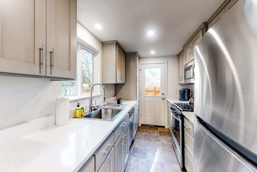 Downtown home base with W/D & deck - walk to University of Oregon & dog-friendly