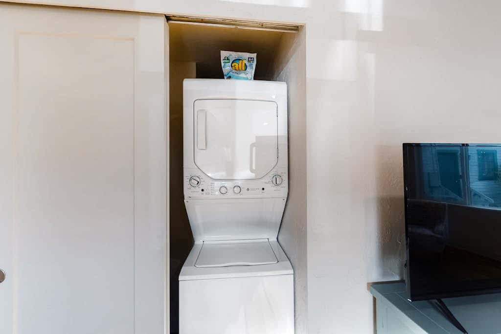 Downtown home base with W/D & deck - walk to University of Oregon & dog-friendly