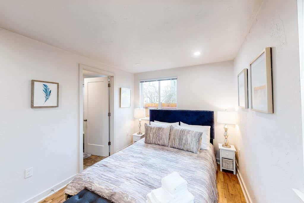 Downtown home base with W/D & deck - walk to University of Oregon & dog-friendly