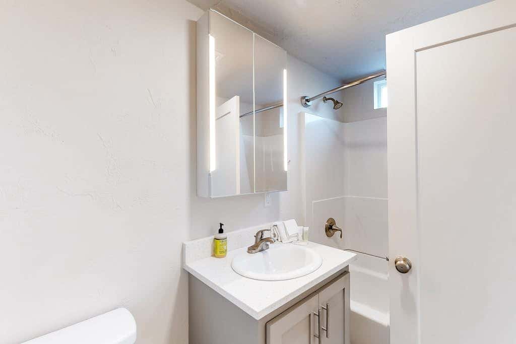 Downtown home base with W/D & deck - walk to University of Oregon & dog-friendly