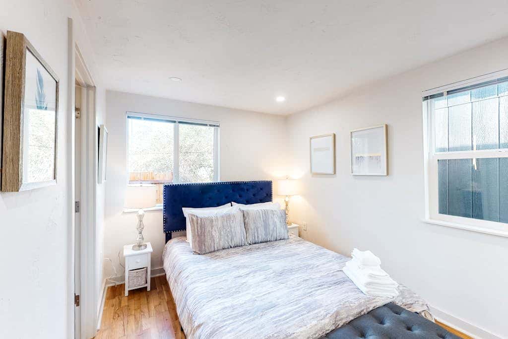 Downtown home base with W/D & deck - walk to University of Oregon & dog-friendly