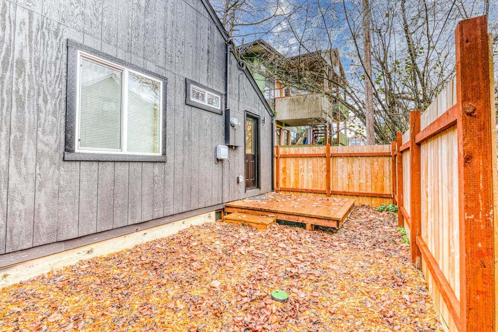 Downtown home base with W/D & deck - walk to University of Oregon & dog-friendly