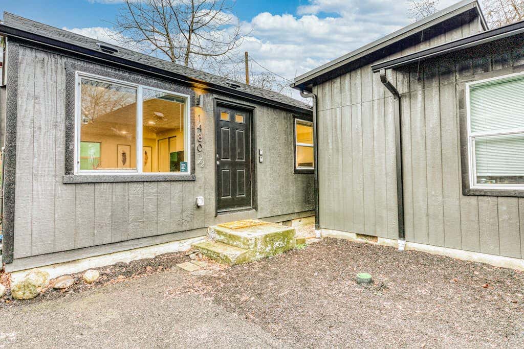 Downtown home base with W/D & deck - walk to University of Oregon & dog-friendly