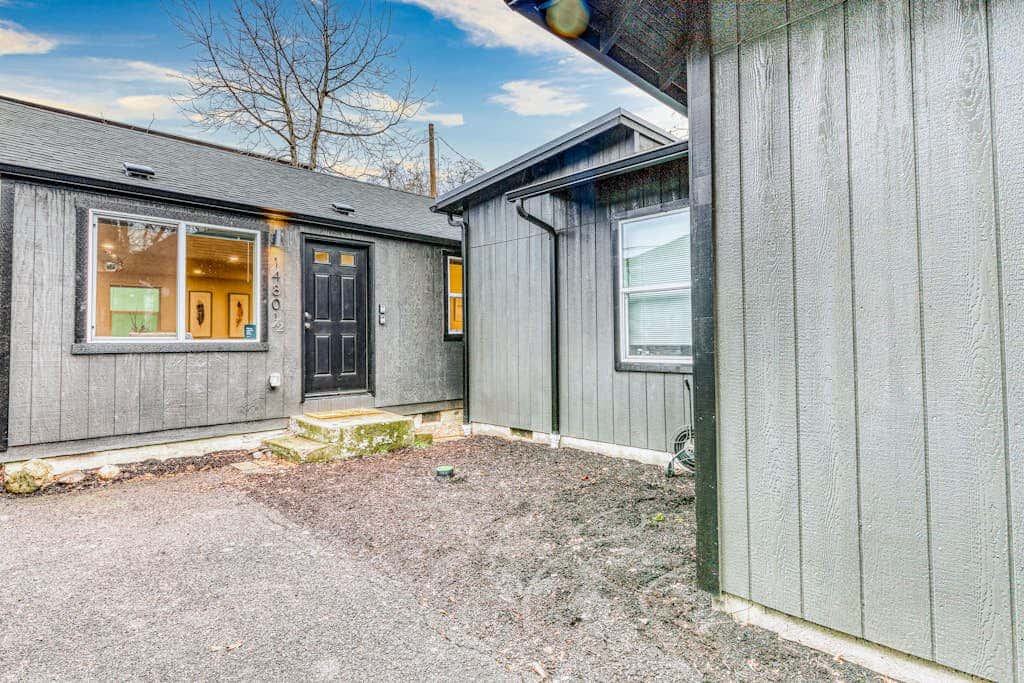 Downtown home base with W/D & deck - walk to University of Oregon & dog-friendly