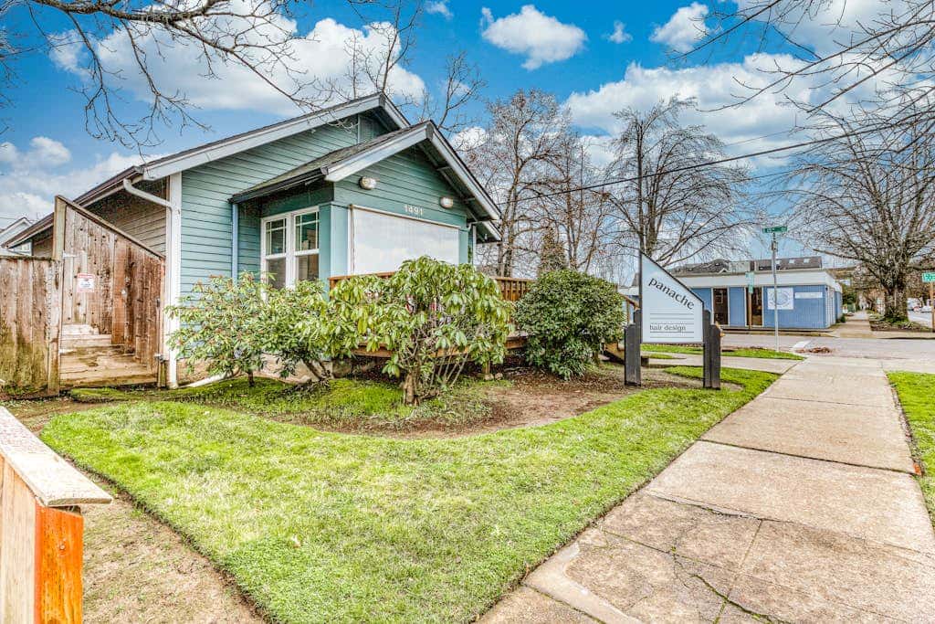 Downtown home base with W/D & deck - walk to University of Oregon & dog-friendly
