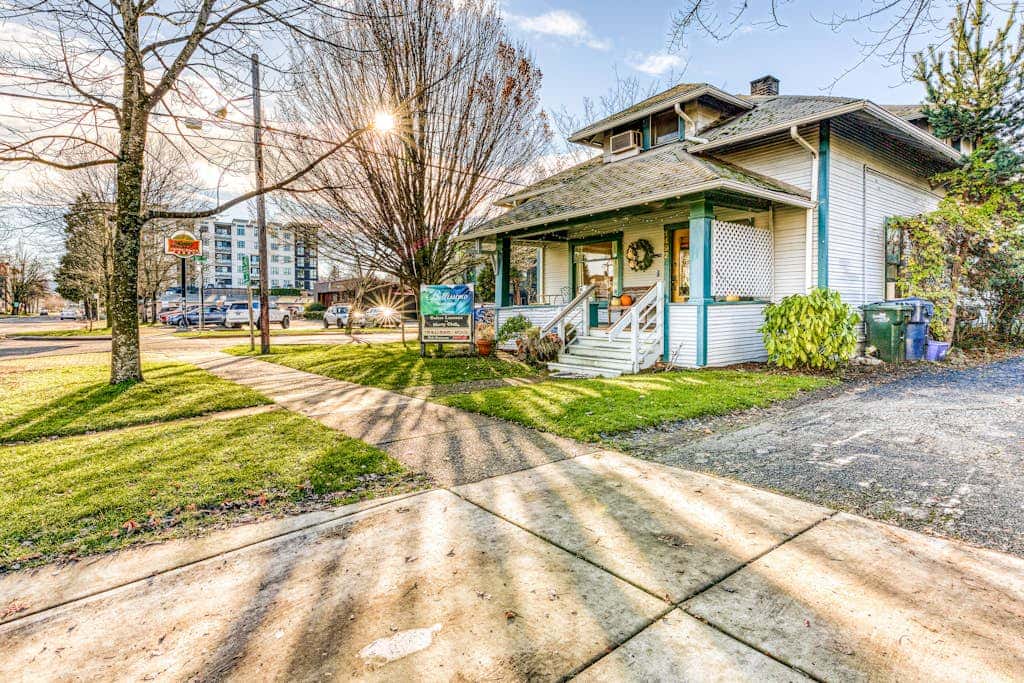 Downtown home base with W/D & deck - walk to University of Oregon & dog-friendly