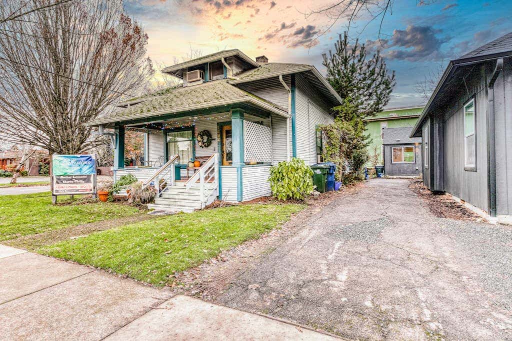 Downtown home base with W/D & deck - walk to University of Oregon & dog-friendly