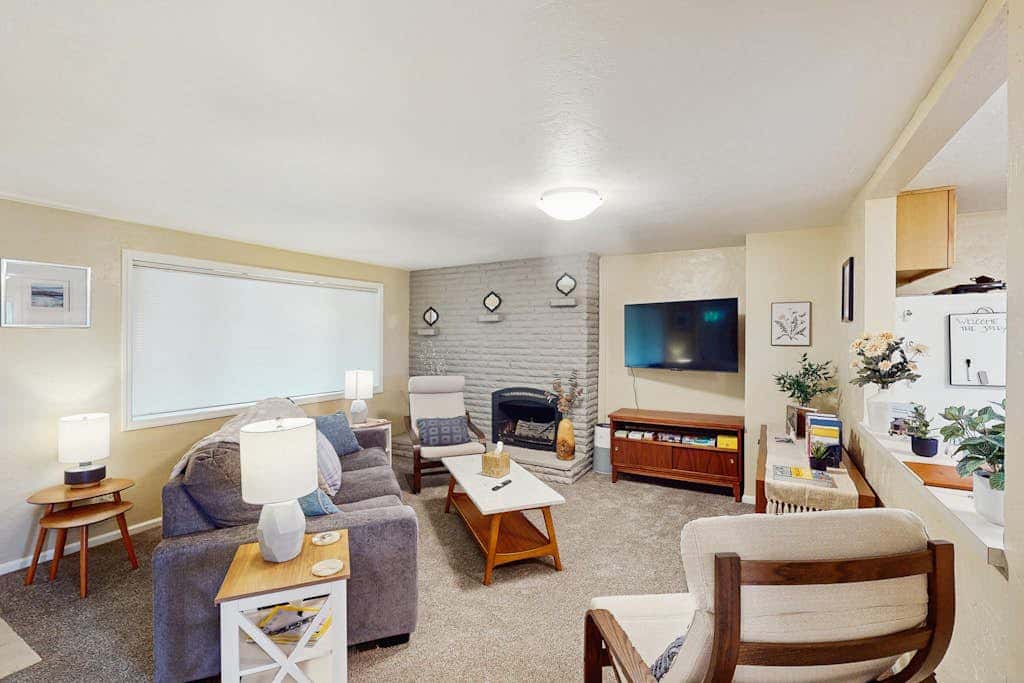 Upper level of duplex with a large deck & mountain view - dog friendly for 1 dog