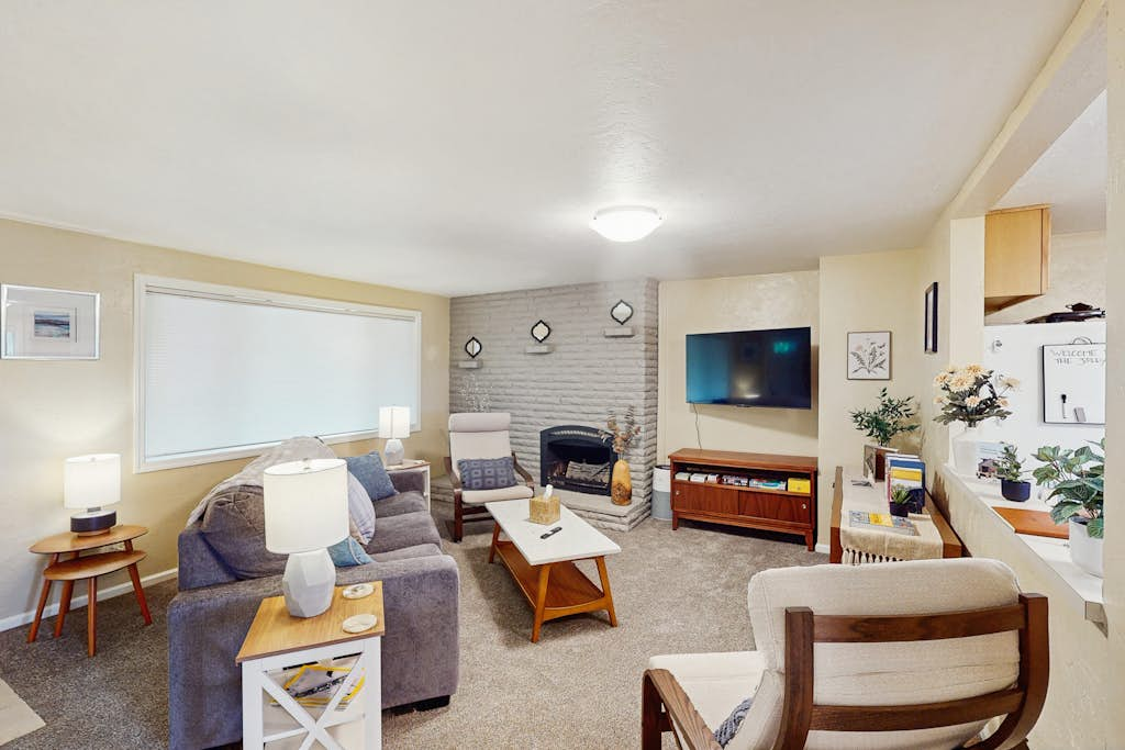 Upper level of duplex with a large deck & mountain view - dog friendly for 1 dog