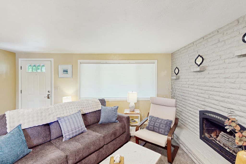 Upper level of duplex with a large deck & mountain view - dog friendly for 1 dog