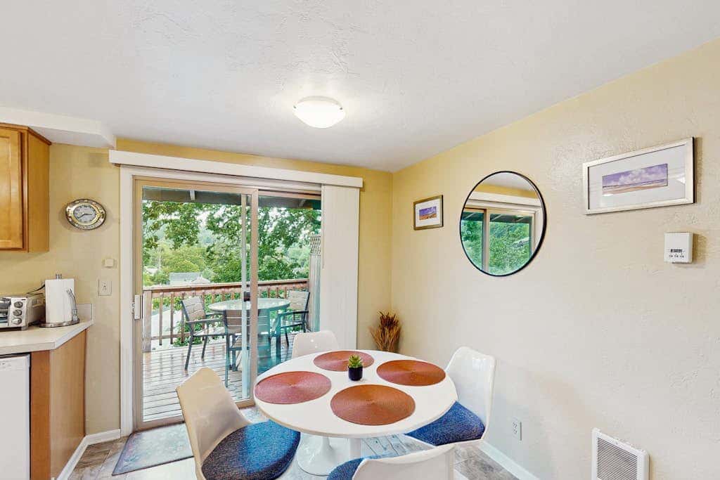 Upper level of duplex with a large deck & mountain view - dog friendly for 1 dog