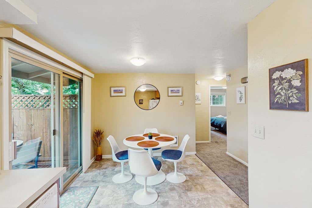 Upper level of duplex with a large deck & mountain view - dog friendly for 1 dog