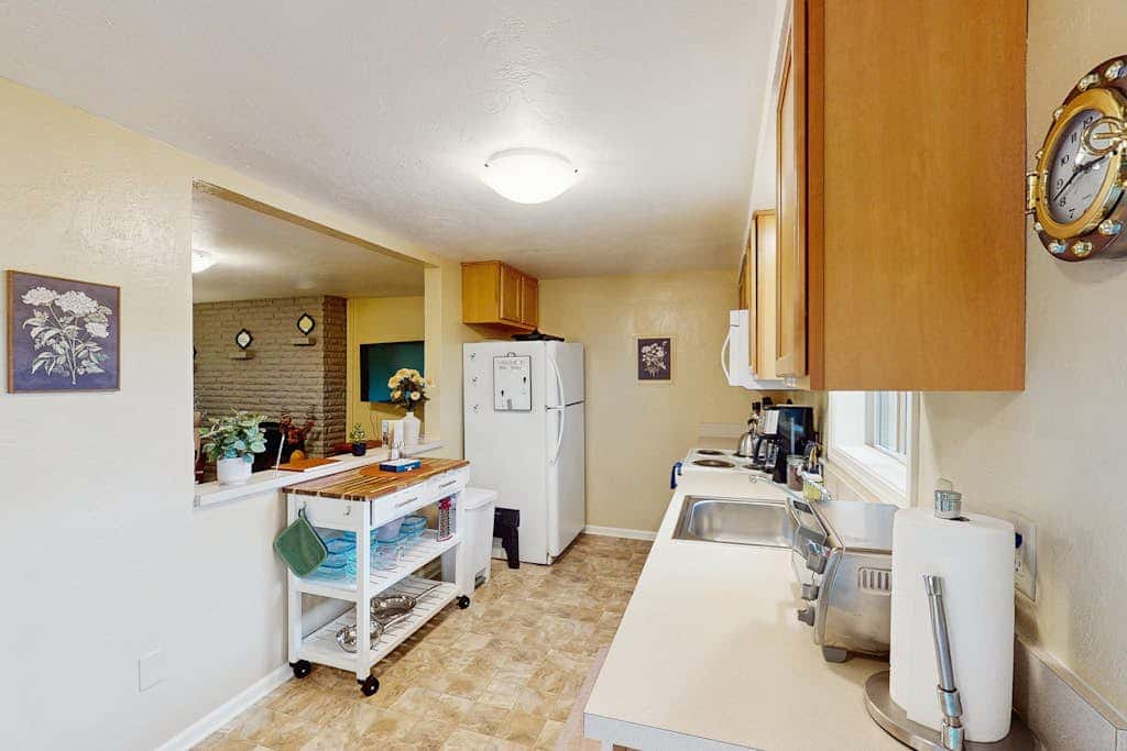 Upper level of duplex with a large deck & mountain view - dog friendly for 1 dog