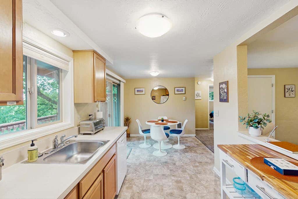 Upper level of duplex with a large deck & mountain view - dog friendly for 1 dog
