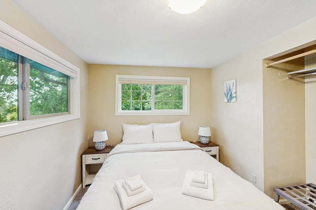Upper level of duplex with a large deck & mountain view - dog friendly for 1 dog