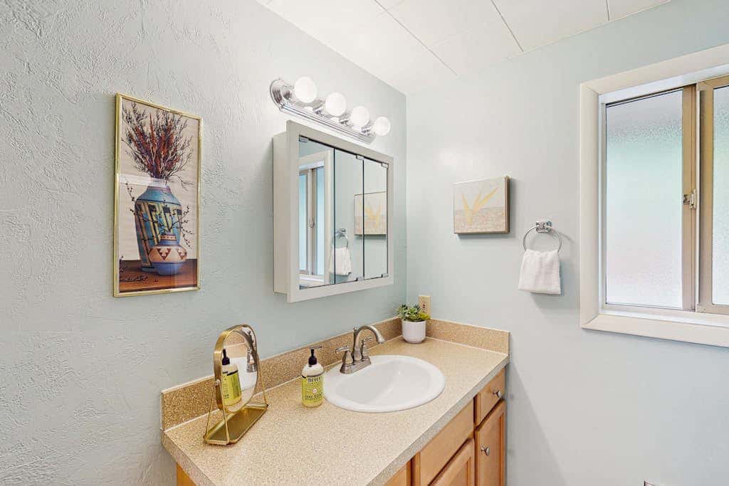 Upper level of duplex with a large deck & mountain view - dog friendly for 1 dog