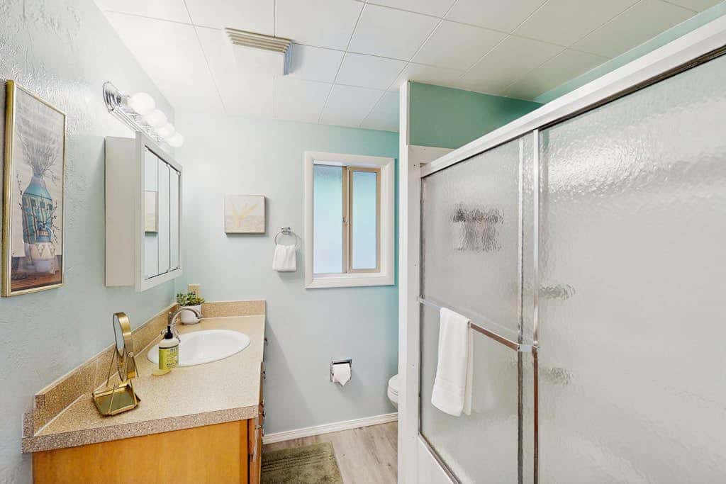Upper level of duplex with a large deck & mountain view - dog friendly for 1 dog