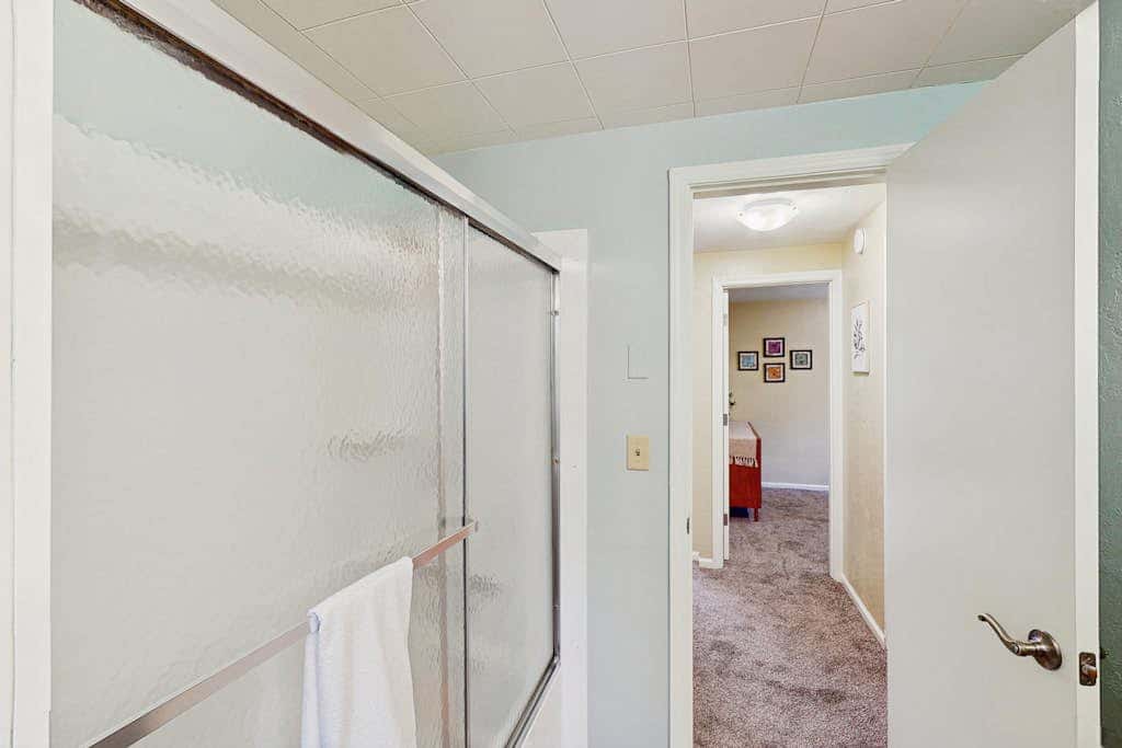 Upper level of duplex with a large deck & mountain view - dog friendly for 1 dog